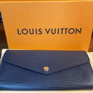 💯 Authentic Louis Vuitton Sarah Wallet!